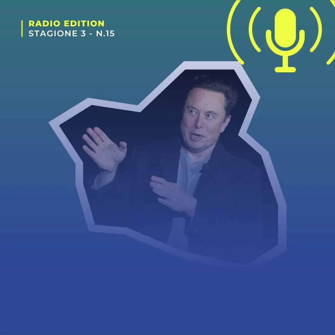 Elon Musk che parla gesticolando, in camicia nera