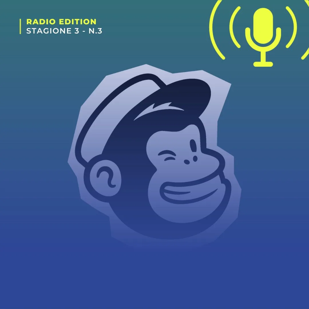 Logo di Mailchimp, la scimmia col cappello, su sfondo blu