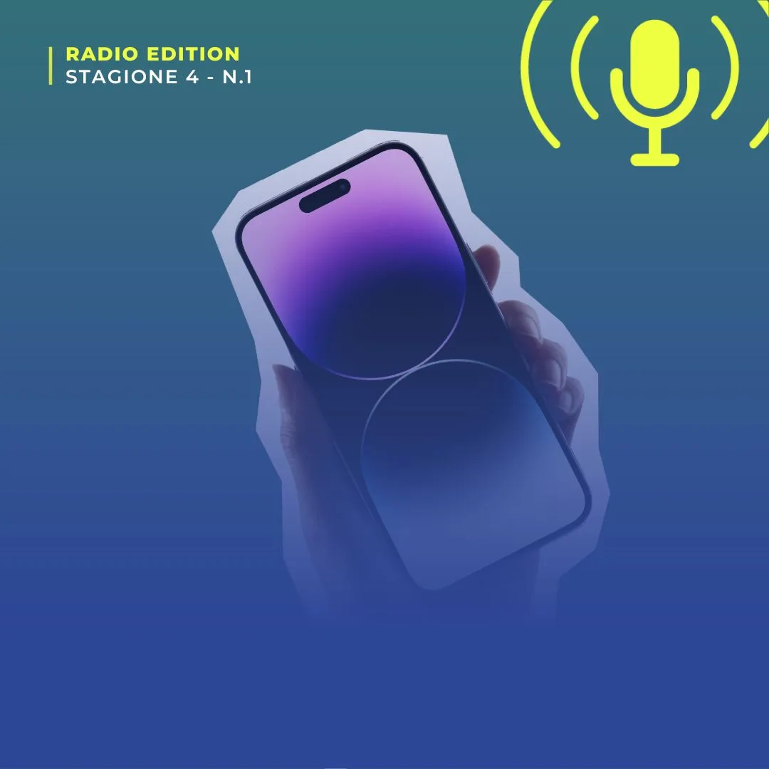 Mano che tiene un iPhone 14 viola, su sfondo blu