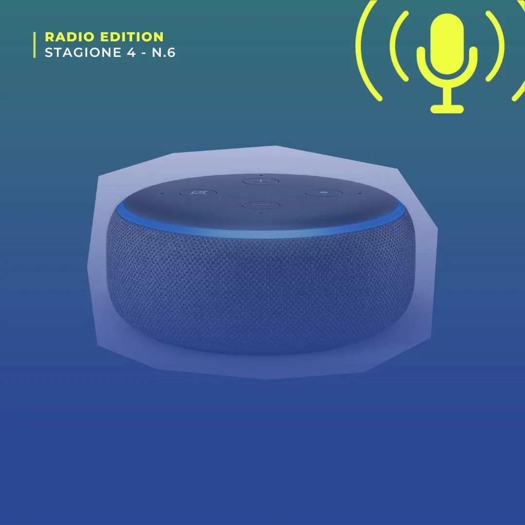 Smart speaker Amazon Echo Dot, il dispositivo di Alexa, su sfondo blu