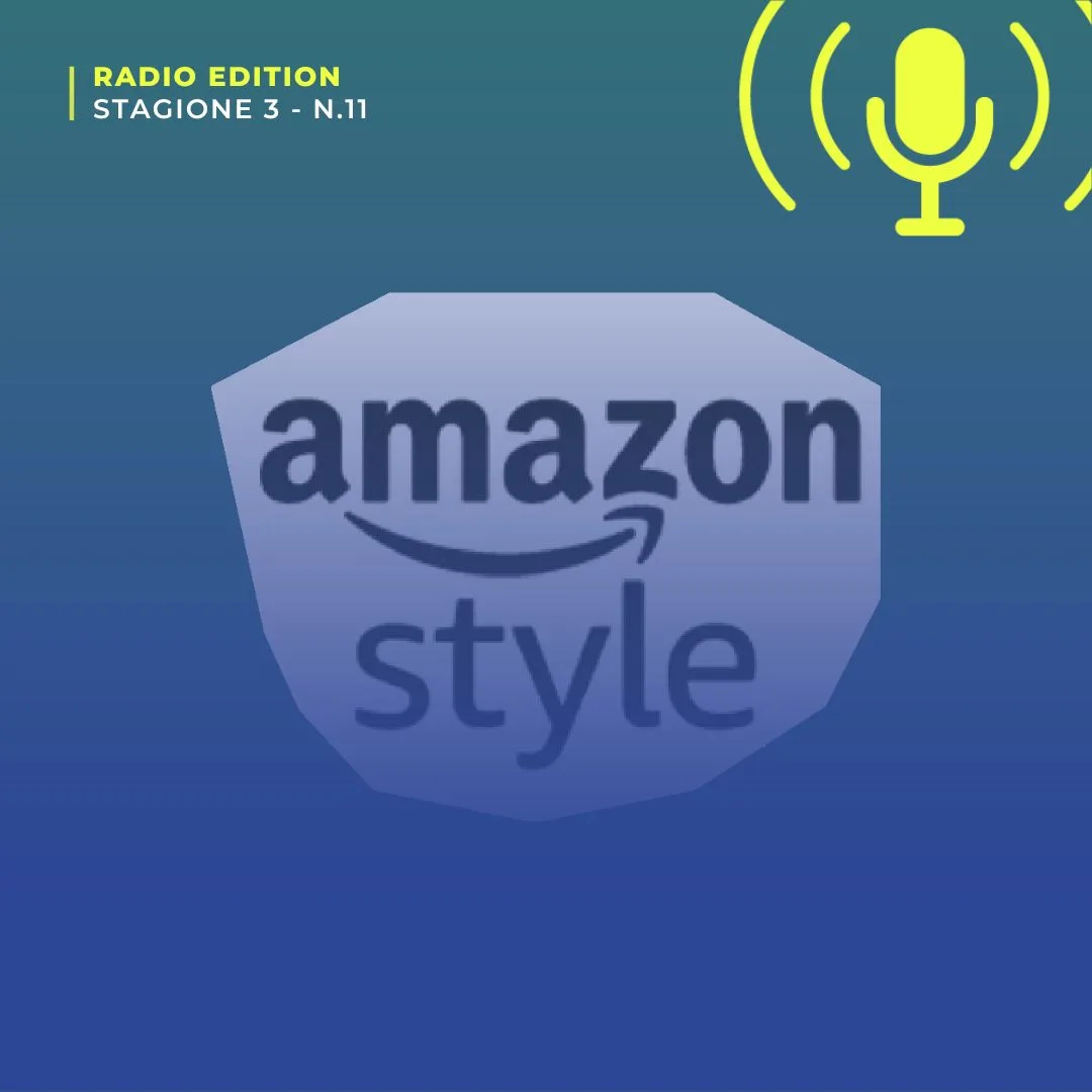 Logo di Amazon Style su sfondo blu: il primo negozio di moda di Amazon