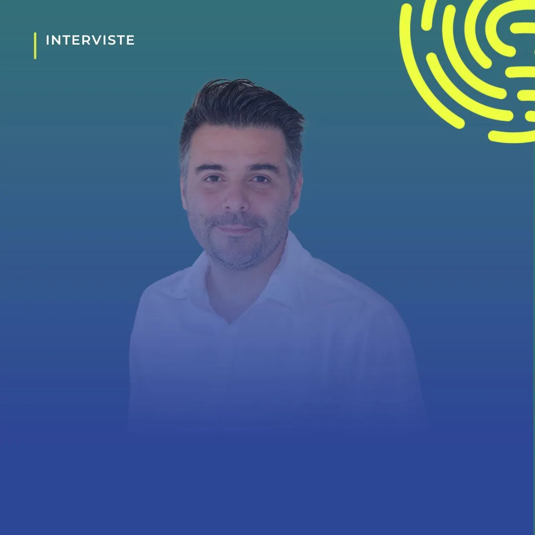 Pietro Tibaldeschi sorridente in camicia bianca, intervistato sulla professione di e-commerce manager