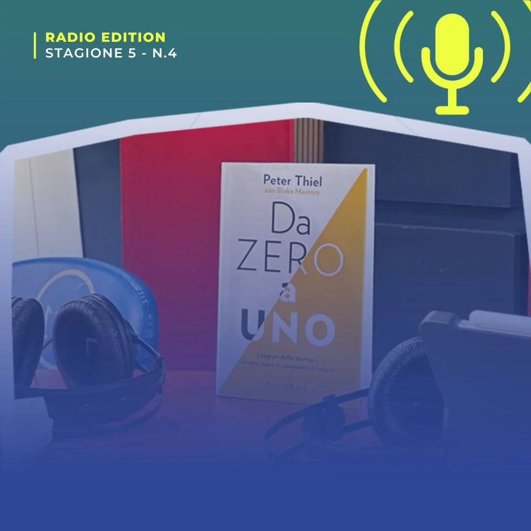 Il libro «Da zero a uno» di Peter Thiel tra oggetti tecnologici, su sfondo blu