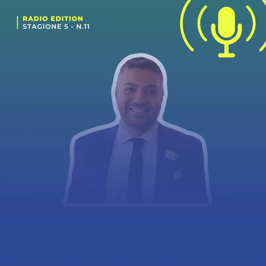 Dario Russo in giacca e cravatta, ospite sui modelli di business del giornalismo digitale