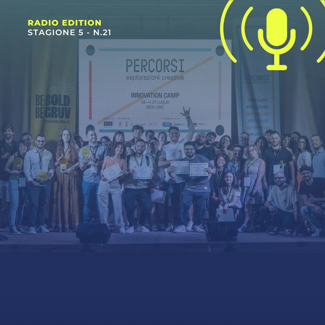 Foto di gruppo dei partecipanti di Percorsi Innovation Camp 2024 sul palco