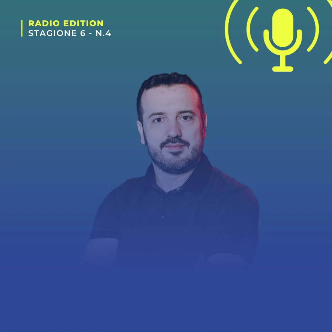 Michele Aponte con la barba, in maglia scura, ospite sulla business intelligence per le piccole aziende
