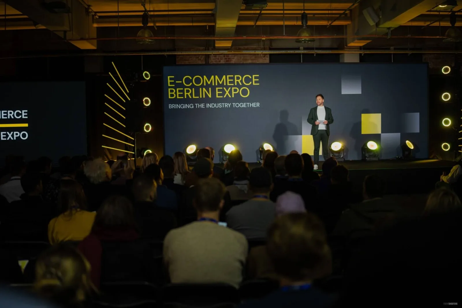 Speaker sul palco dell'E-commerce Berlin Expo 2025 davanti al pubblico