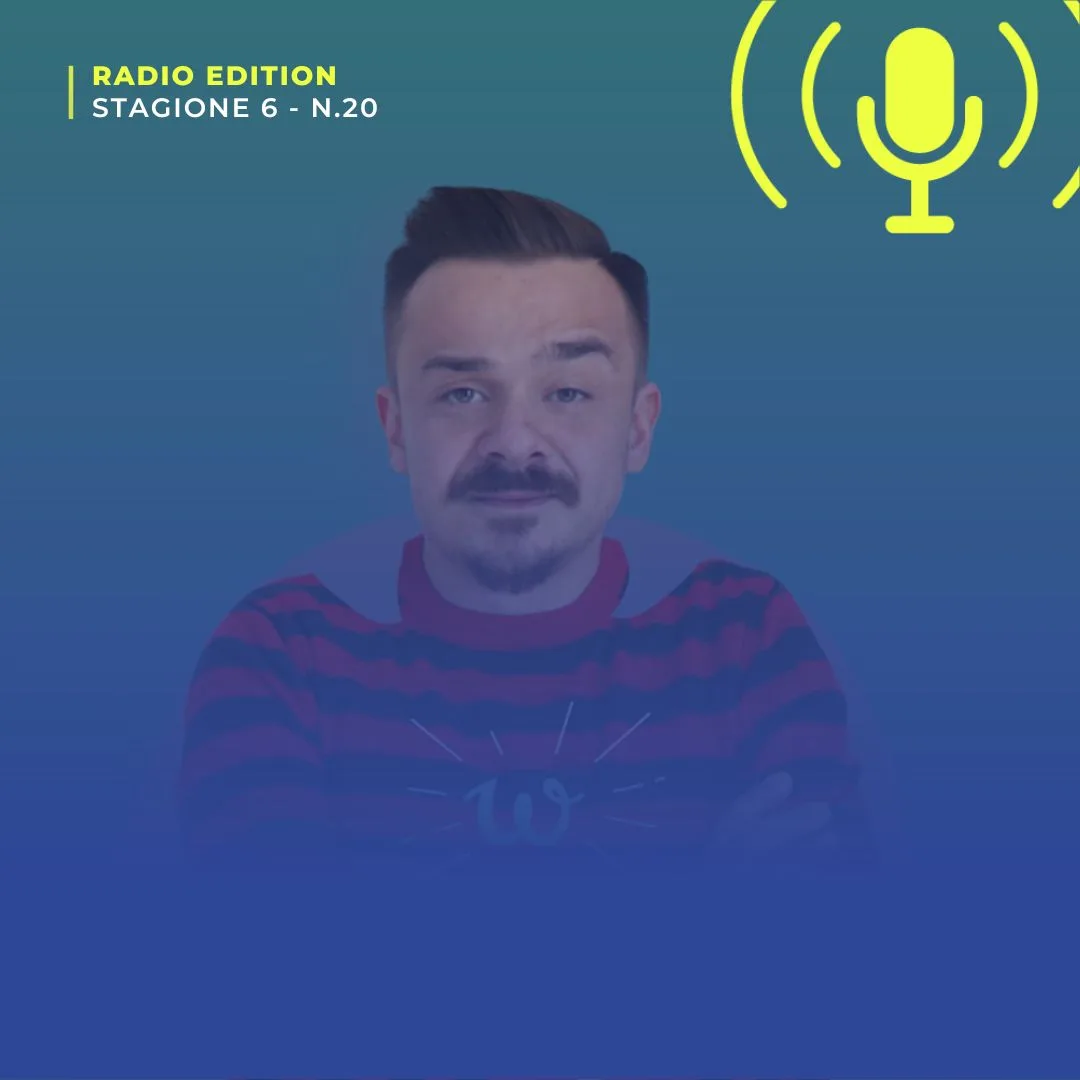 Paolo Parente con i baffi e il maglione a righe, ospite sul modello Habeetat
