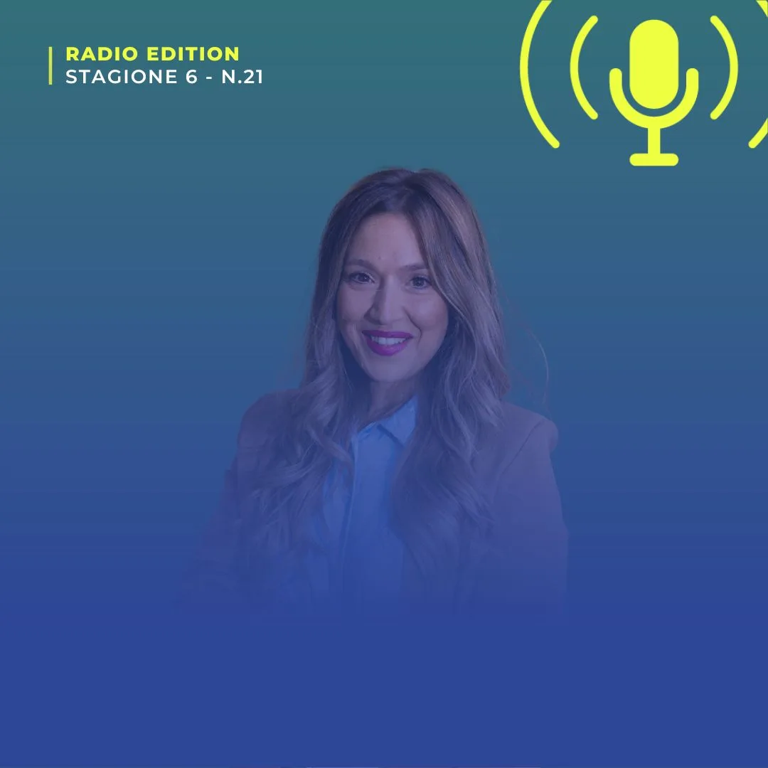 Mara Normando sorridente con i capelli lunghi, ospite sull'ospitalità digitale degli host